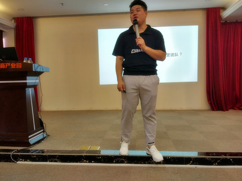 周末，貝朗鋼線成型機廠家員工與您相約聚大電商產業園