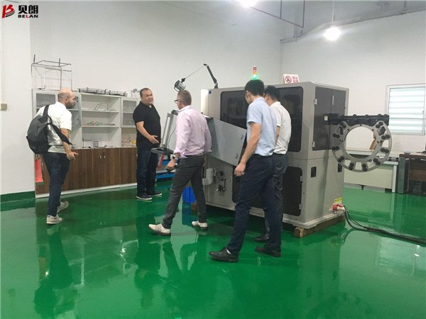 看，又有外國客戶參觀貝朗鋼絲鐵絲折彎機